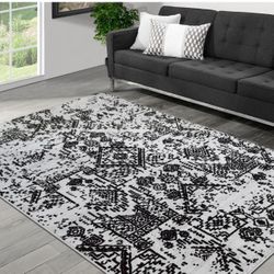 8’x10’ Black And White Rug 