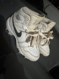 Baseball cleats