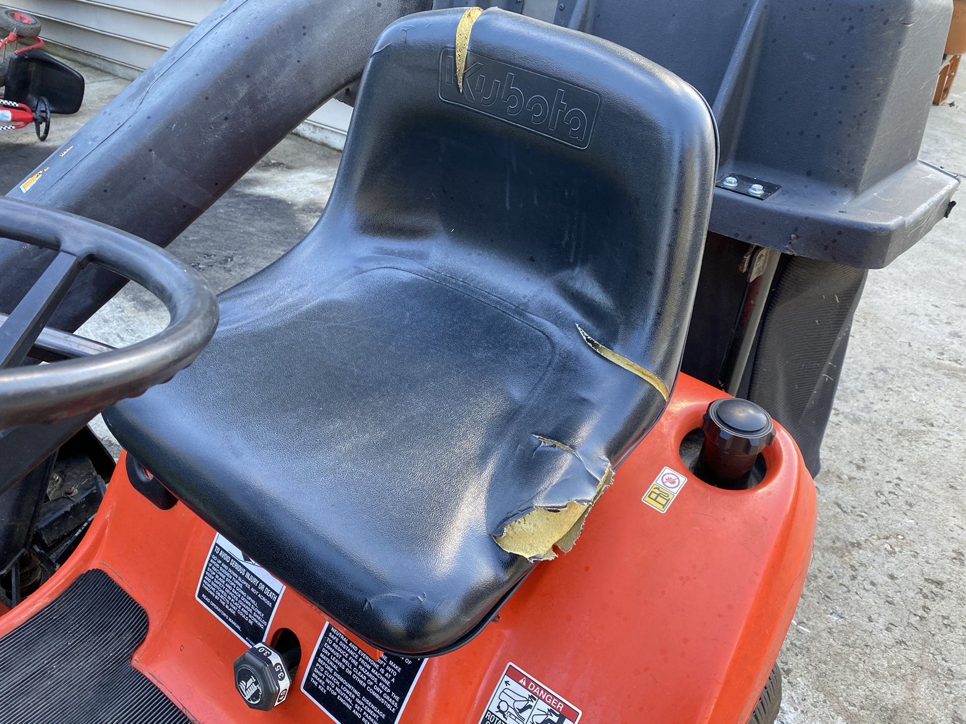 Kubota T1560 auto throttle garden tractor lawn mower with bagger for