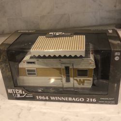 Hitch & Tow Trailers 1:24 Scale 1964 Winnebago 216