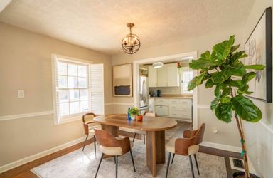 Beautiful Dining set w/ 4 chairs.
