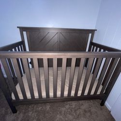 Crib & Changing Table / Dresser
