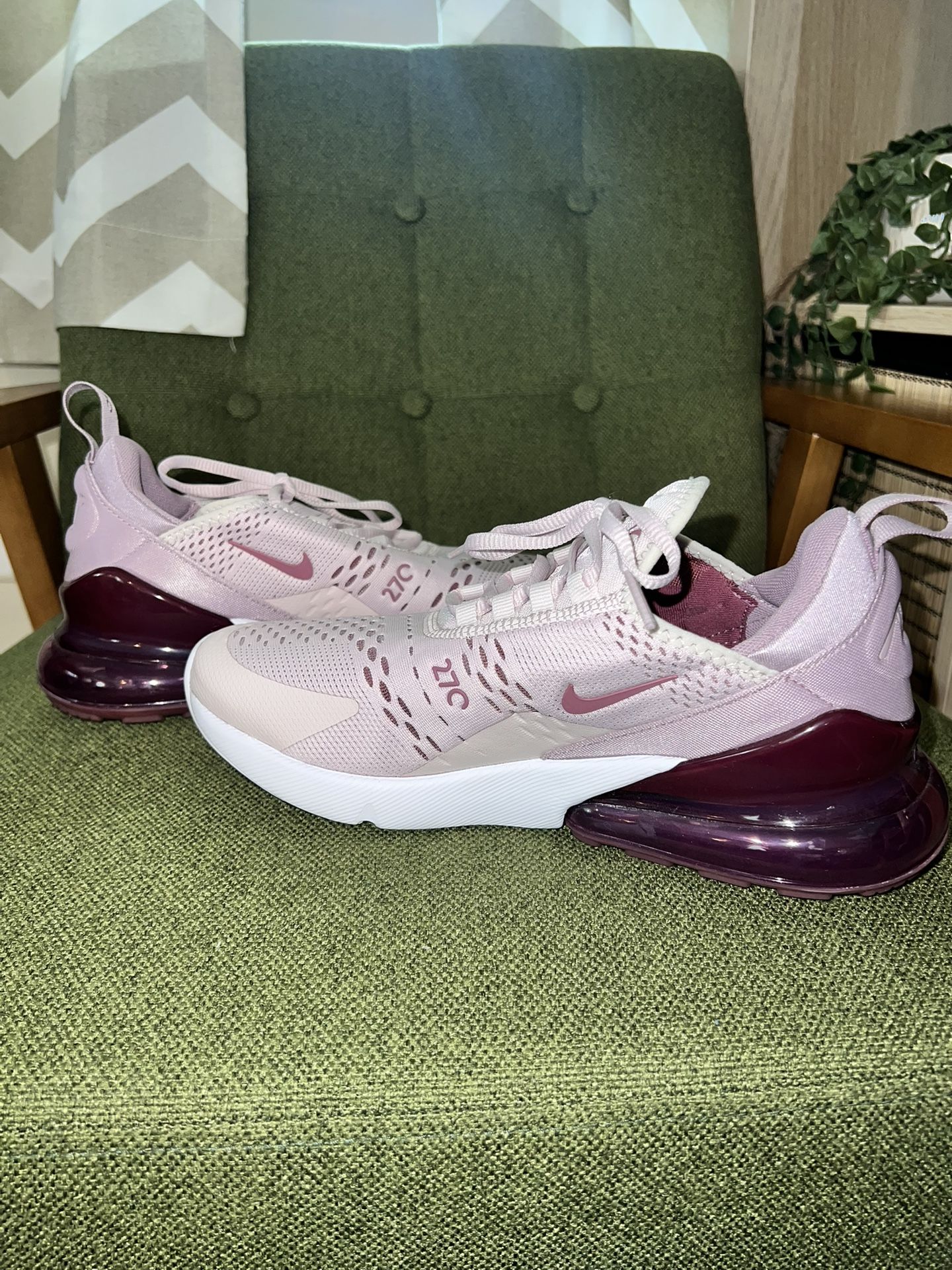 NEVER WORN Nike Air Max 270
