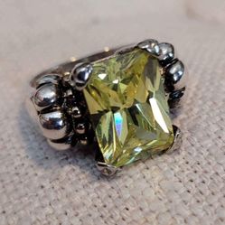 Sterling silver and 18k gold VTG/ Lagos /Retired/ Light peridot caviar ring. Size: 6  Stone size: 6 c. 