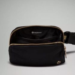 Lululemon- Everywhere Belt Bag 1L-
Black/Gold