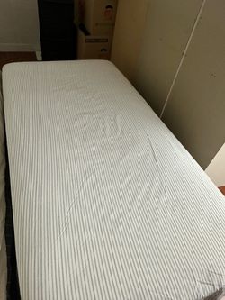 Twin size mattress with foldable metal base