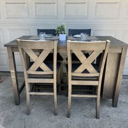 Table & Chairs 