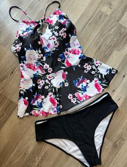 Women’s 2-Piece Swim Set! (Size XXL)