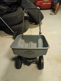Fertilizer spreader. Esparciador de fertilizante y semilla.