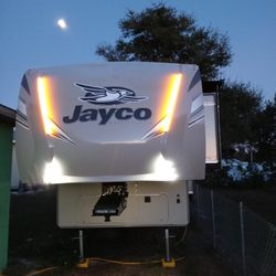 RV Fifth Wheel Jeyco 27.5 RLTS. 30 FT Great Condition Clean Good For 4 People