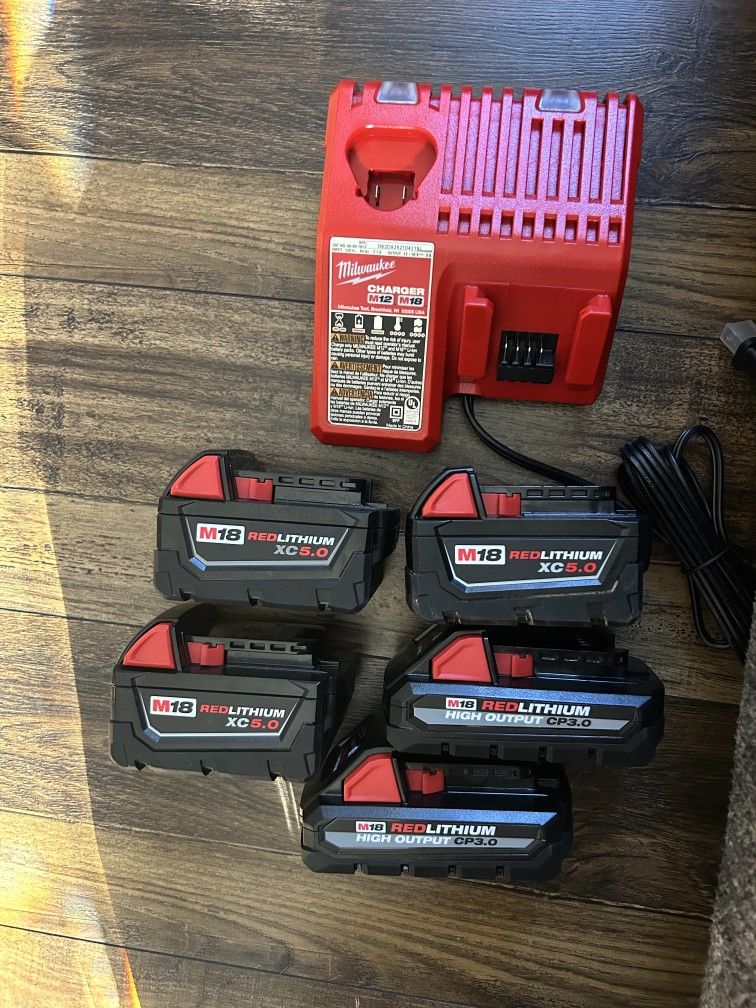 5 batteries milwaukee and charger