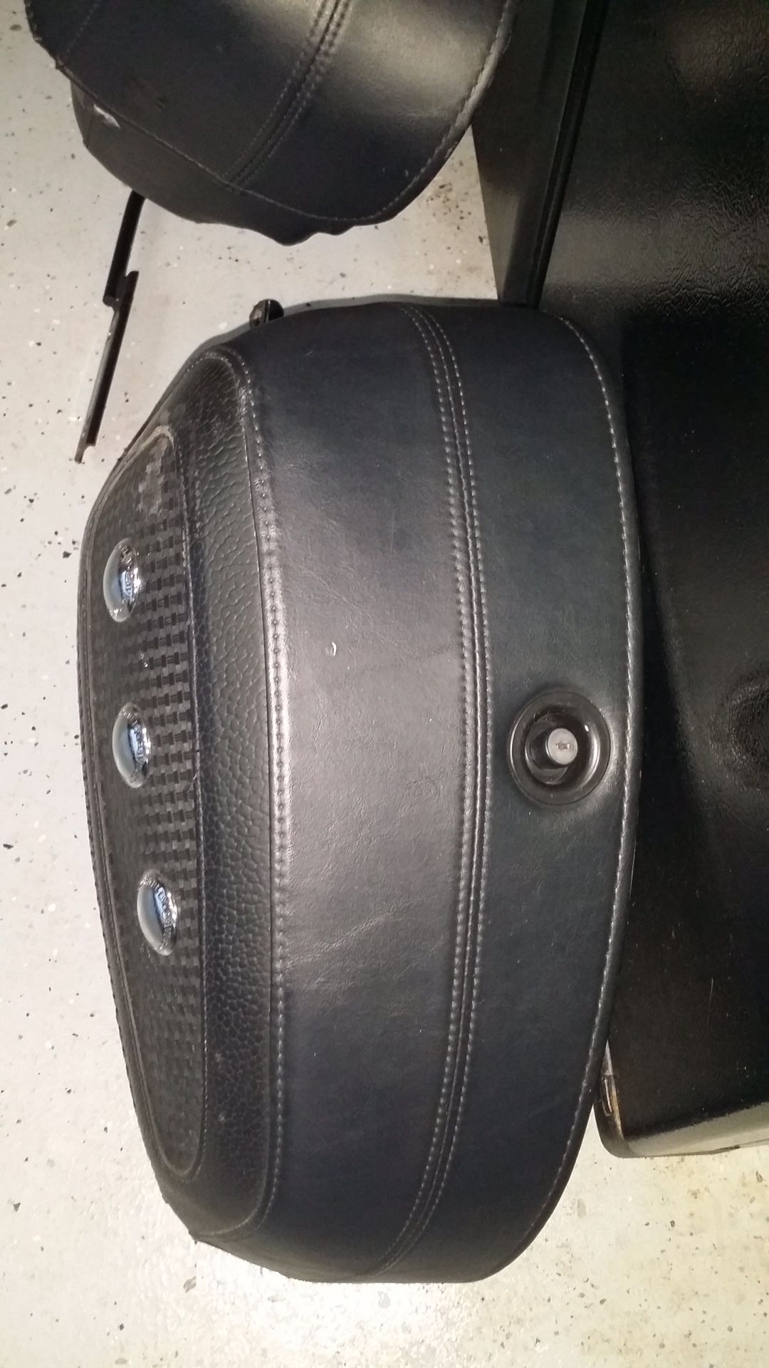 Sadler baq for 2007 Harley Davidson softell deluxe , come with keys and all hardware .Everything is working very good and good condition