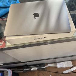 💻 Apple MacBook Air 13.3” 2020 A2337 – M1 Chip – 8GB RAM – 256GB SSD – 100% Battery (7 Cycles)