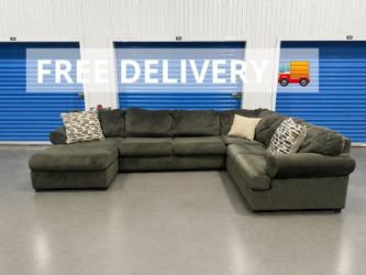 Large Ashley’s Sectional Couch 🛋️ FREE DELIVERY