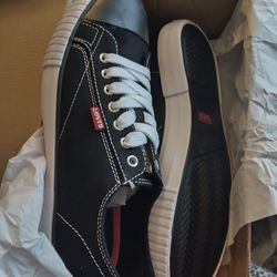 Men's Levi's Sneakers Black - New In Box Size 8  (Tenis De Hombre Talla 8 Nuevos!)