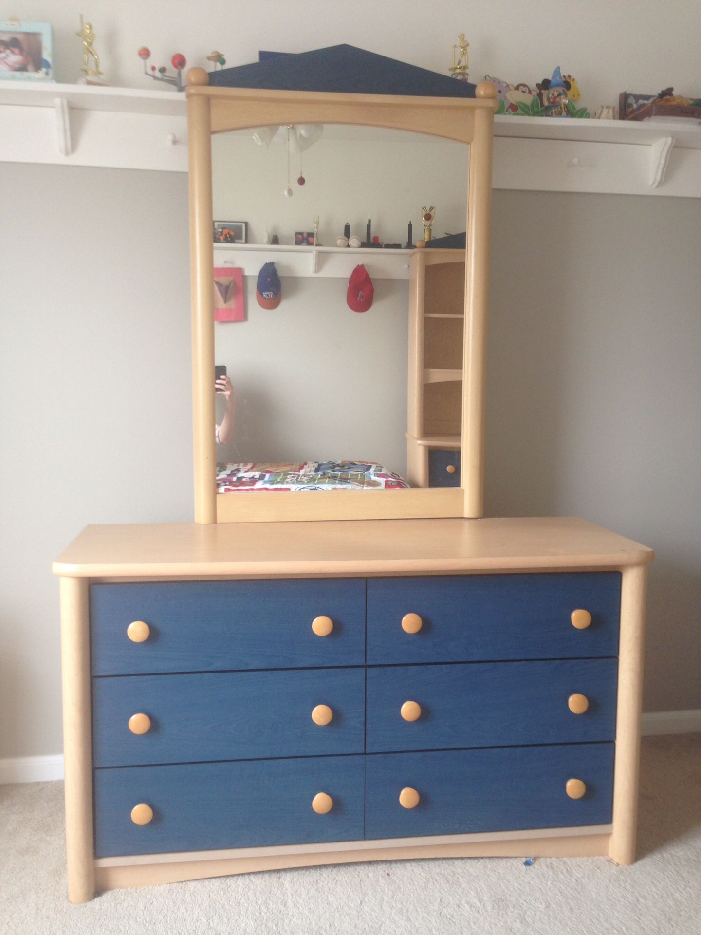 5 piece Palliser kids bedroom furniture set.