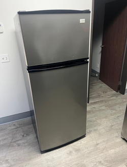 Estate Top Freezer Fridge – Stainless, Clean Interior, 19 cu ft