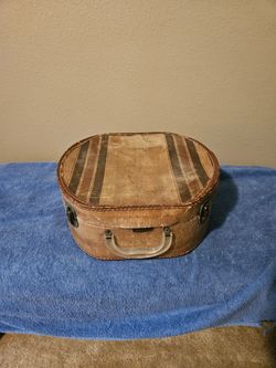 Vintage travel Hat Box/train case