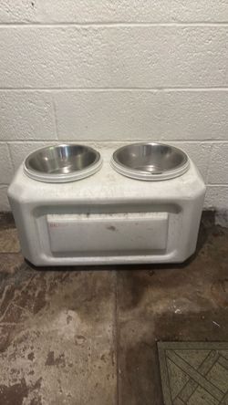 Dog food holder an feeder