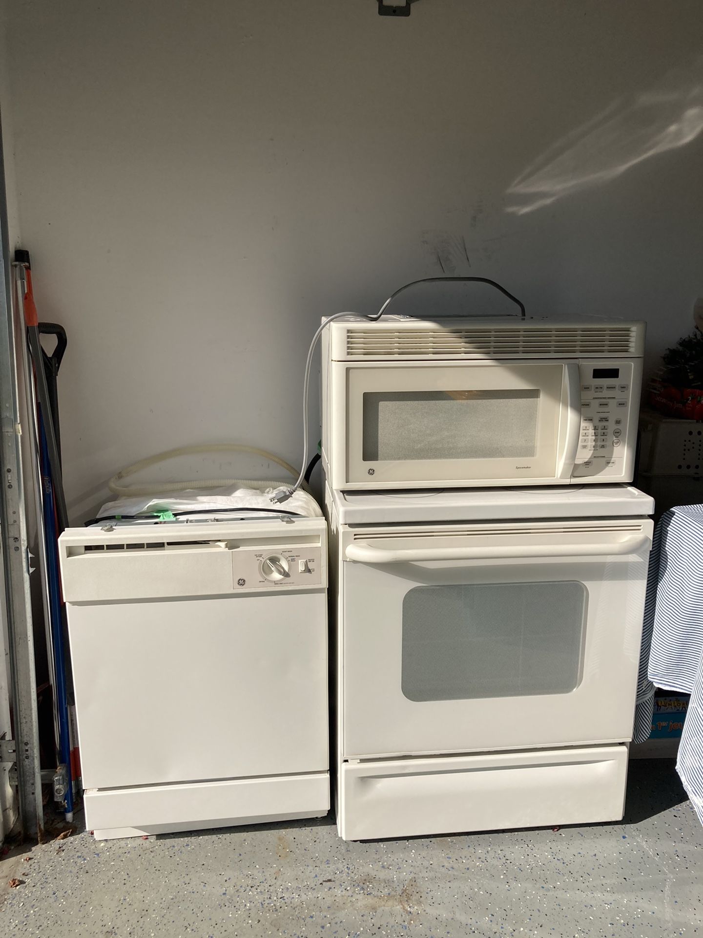 GE Electric Stove and Built In Microwave