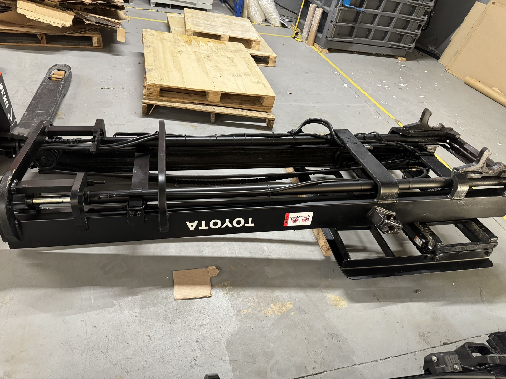 Forklift mast