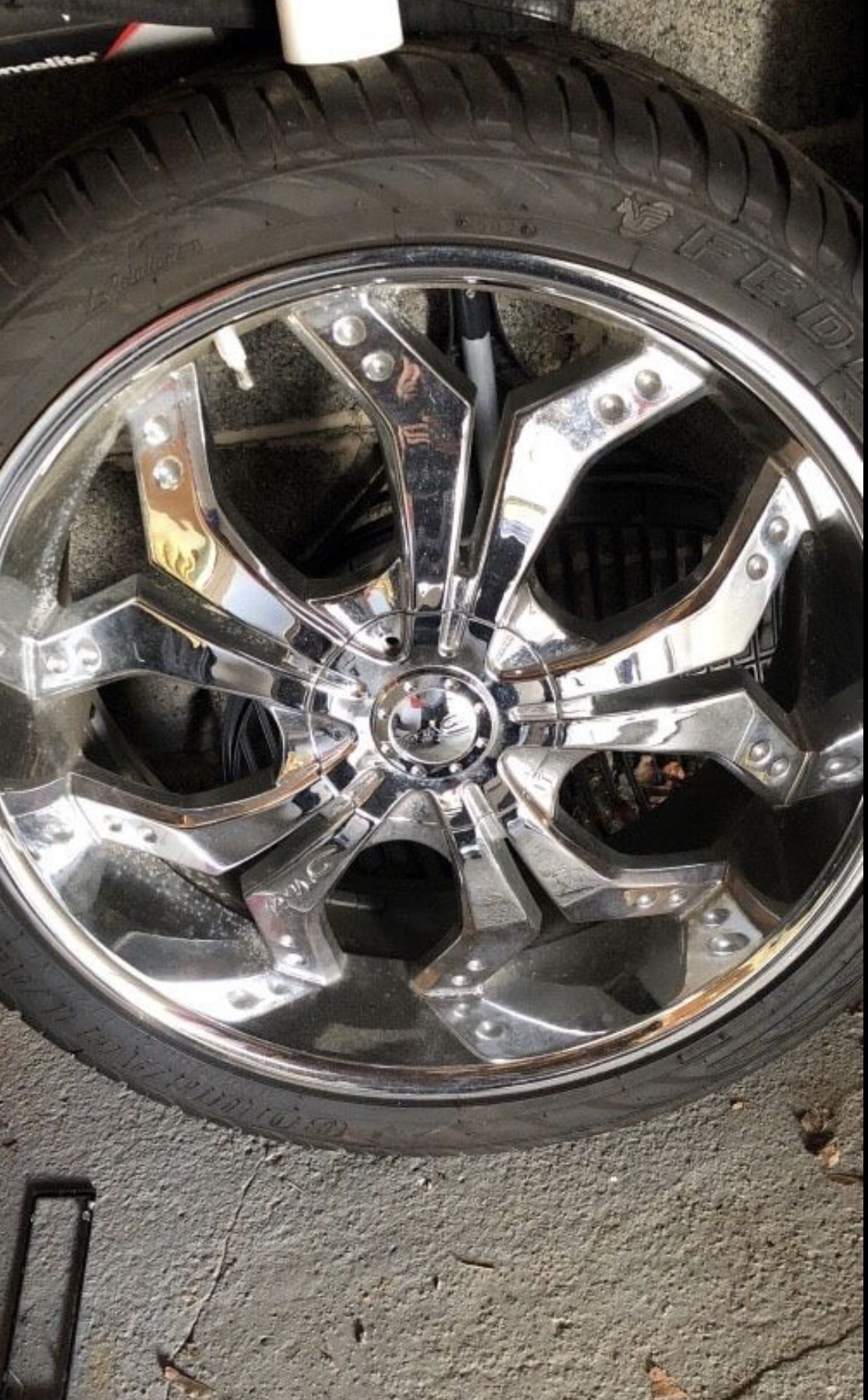 24’rims 6 lugs Universal new tires , never been cracked
