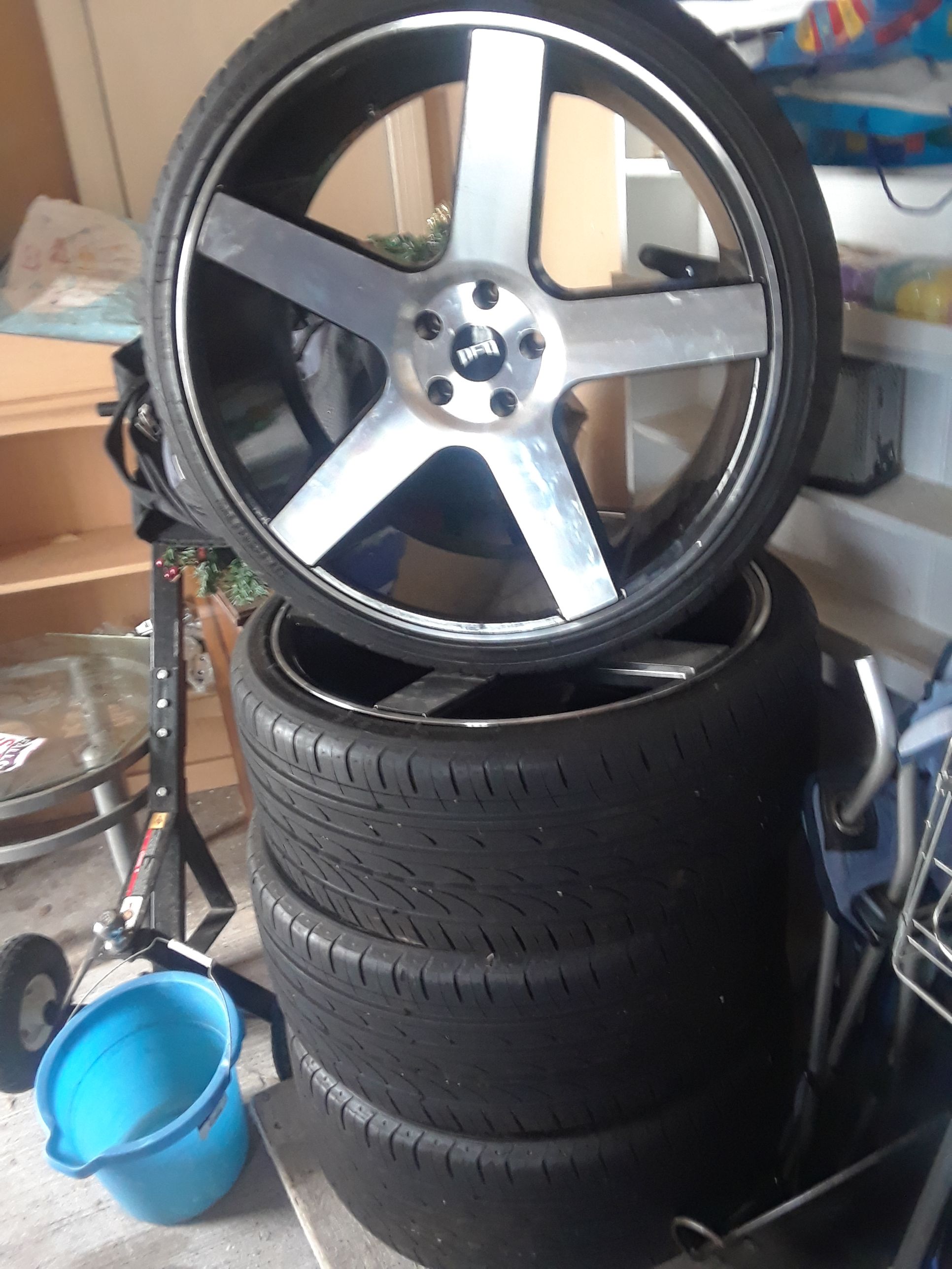 All 4 22" dfd dub ballers 5 lug rims chrome and black with brand new tires