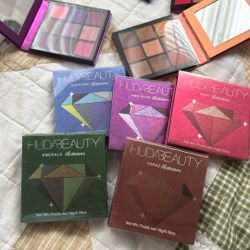 Huda beauty Eyeshadow Pallette $15 Ea Or 5 For $60 Very Beautiful Christmas Gift