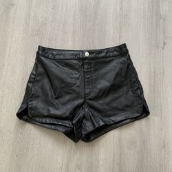 Divided leather shorts 