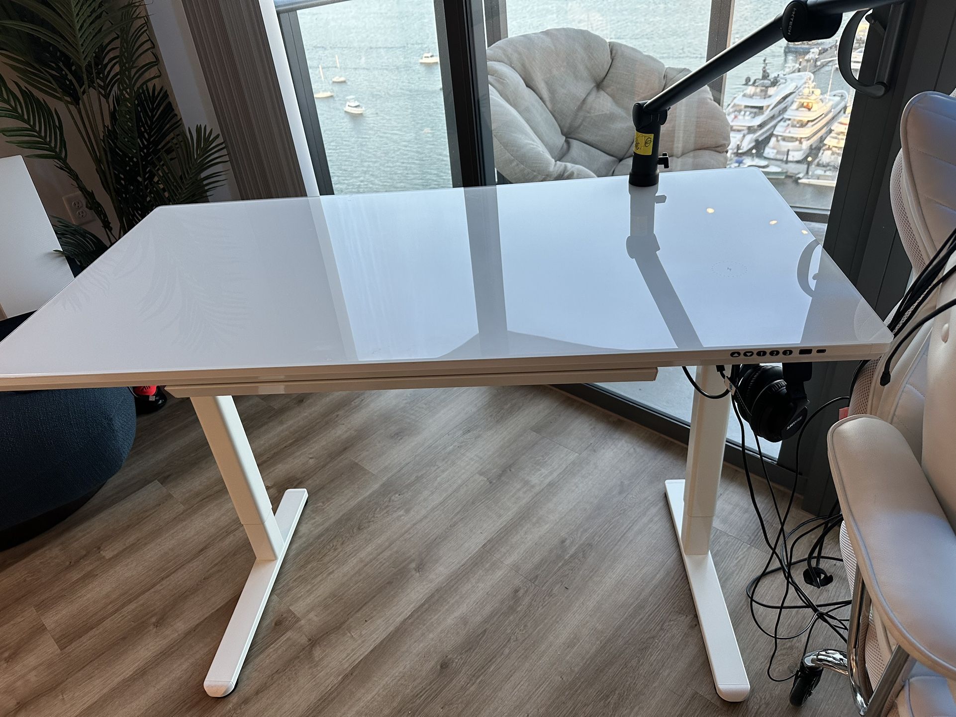Wireless Computer Desk LIKE NEW