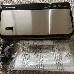 FoodSaver Vacuum Sealing System with Bags and Rolls