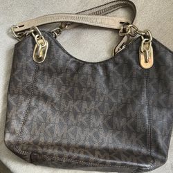 michael kora jet set chain shoulder tote