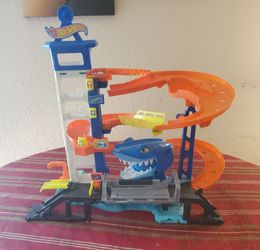 Hot Wheels City Shark Attack Playset
