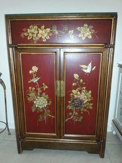 ORIENTAL DECOR A ANTIQUE STYLE RED FLOWER CABINET