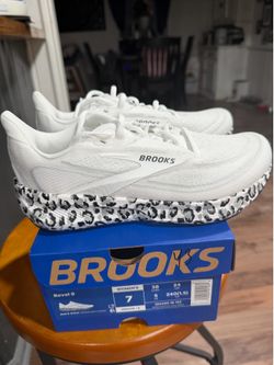 Brooks Women’s revel 9