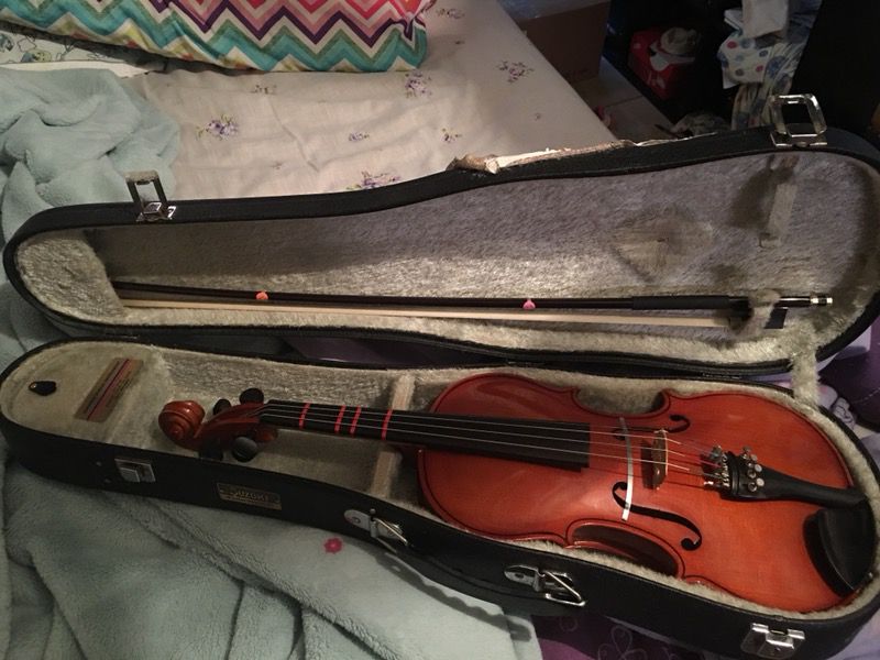 Violin 1/2 size w/case