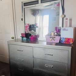 Modern Silver Bedroom Set – Includes Mattress (Only 4 Months Old!)