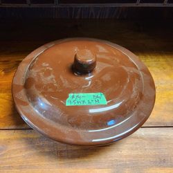 Vintage Brown Casserol Dish with Lid. 
9 5"w x 2" 