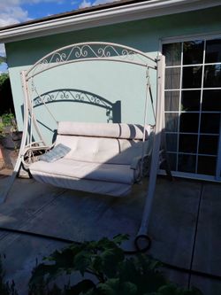 Patio swin in good condition