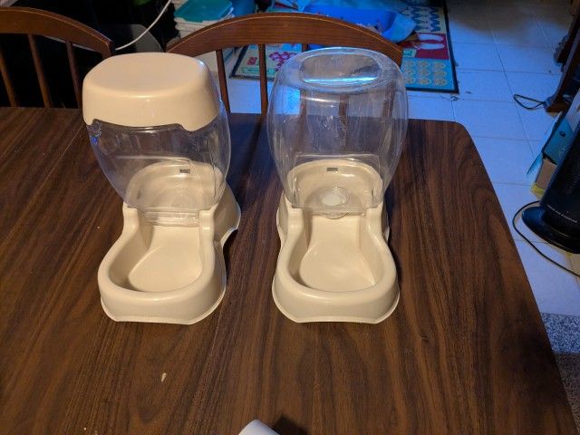 Cat/Small Dog Feeder 