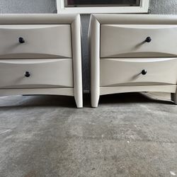 Two Night Stand Solid Wood In Good Condition All Drawers Open Just Fine 