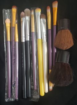 MAKEUP BRUSHES