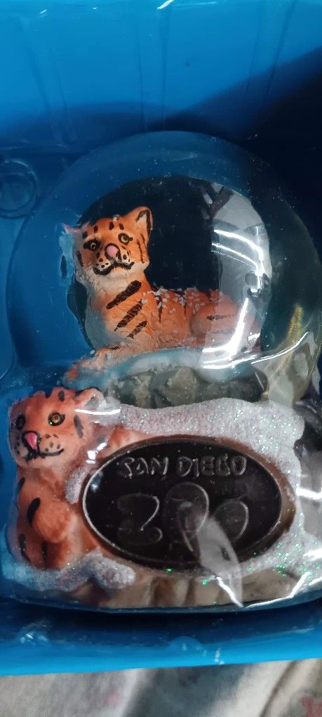 San Diego Zoo Tiger Snow Globe