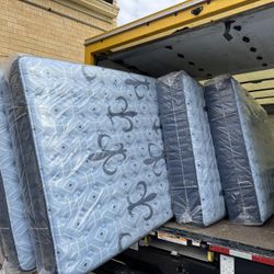 Stearns & Foster Estate® 14.5" Firm mattress brand new .queen size