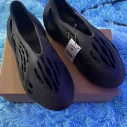 never worn, brand new size 12, onyx foam runners 