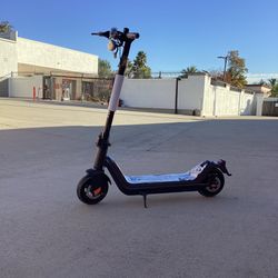 NIU - KQi3 Pro Foldable Electric Kick Scooter w/ 31 mi Max Operating Range & 20 mph Max Speed - Black
