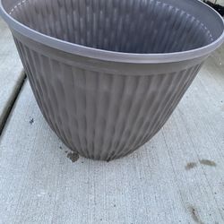 Plastic flower pot