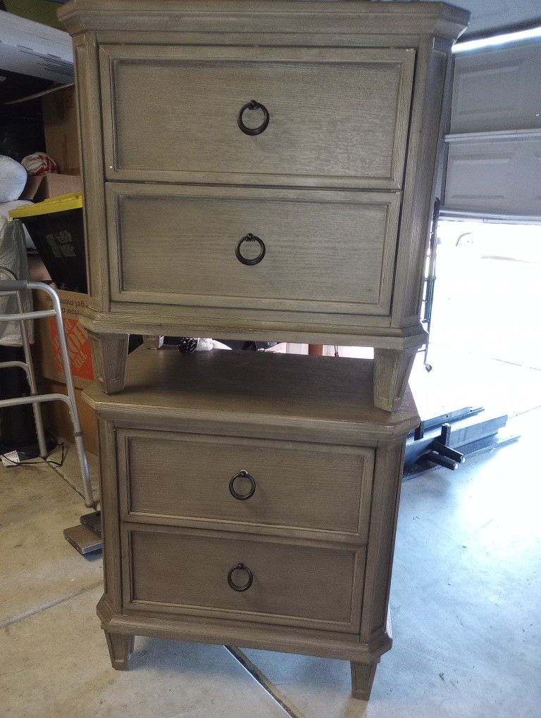 Side Bed Dressers Like Brand New No Scratches No Dance No Chipping Barnyard Style