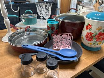 Pioneer Woman (mostly) cookware and more. Excellent Condition. Stock pot, large skillet with steamer basket, melamine bowls, large canister, mug tree