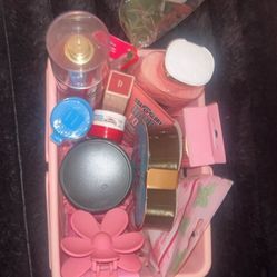 Bath & body Works Valentine’s Day basket 13 Items